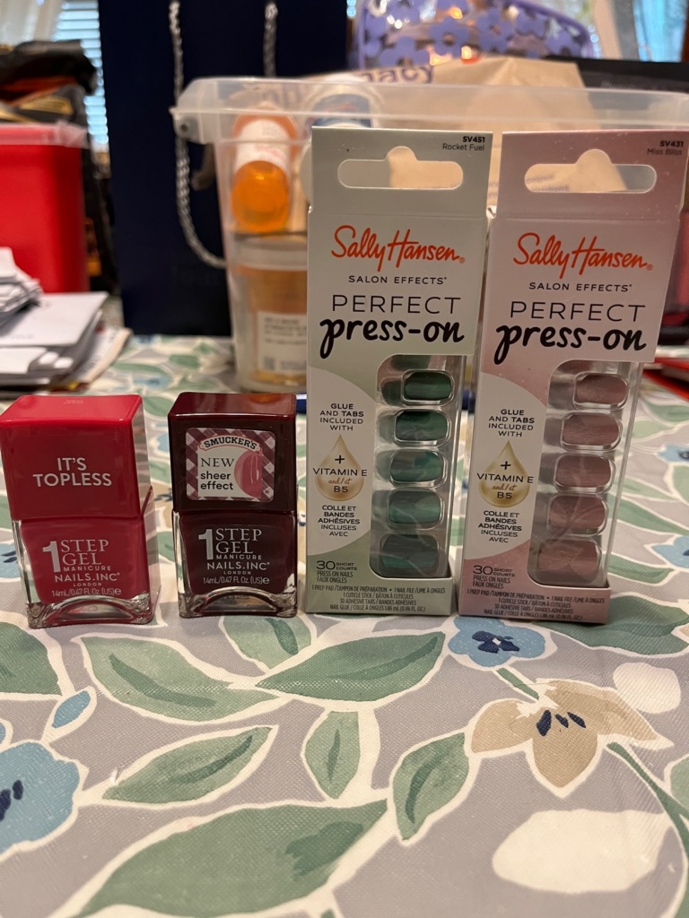 Sally Hansen Press-On Nail Set & 1 Step Gel Polish Duo - Green & Red